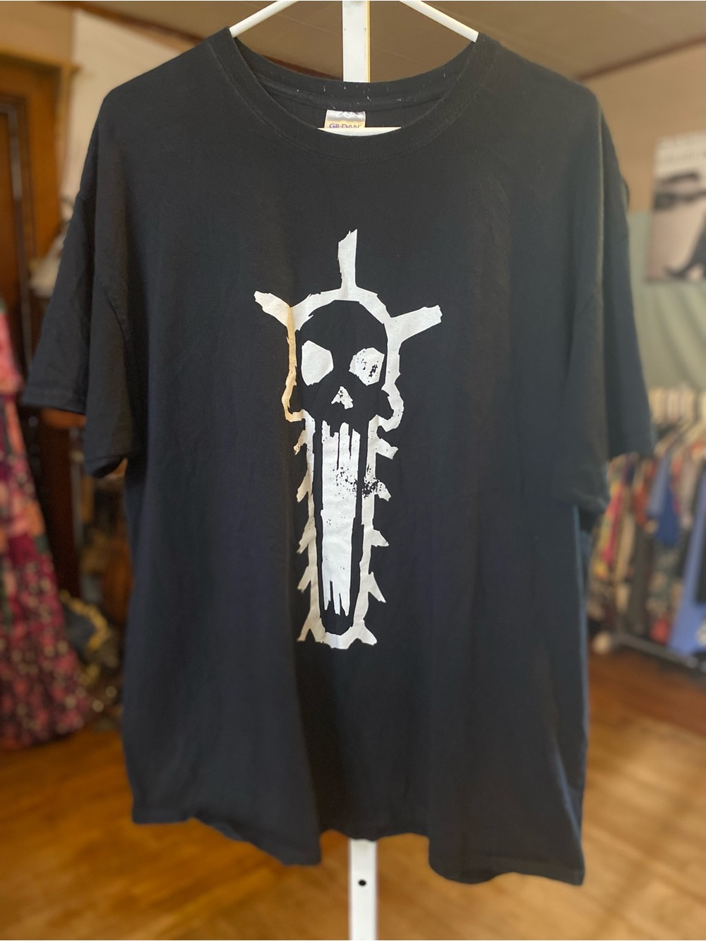 Gildan Black T‑Shirt with White Skull Graphic